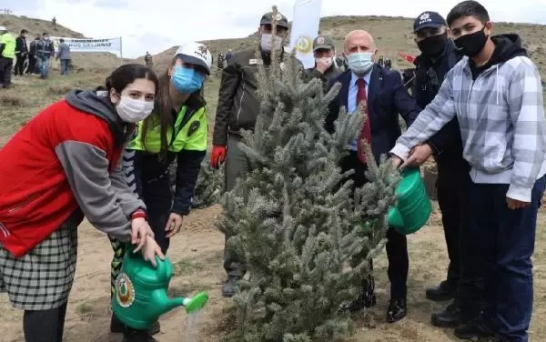 Son dakika haberi: AĞRI'DA FİDANLAR, ŞEHİT POLİSLERİN ANISINA TOPRAKLA BULUŞTURULDU Son dakika haberi: AĞRI'DA FİDANLAR, ŞEHİT POLİSLERİN ANISINA TOPRAKLA BULUŞTURULDU