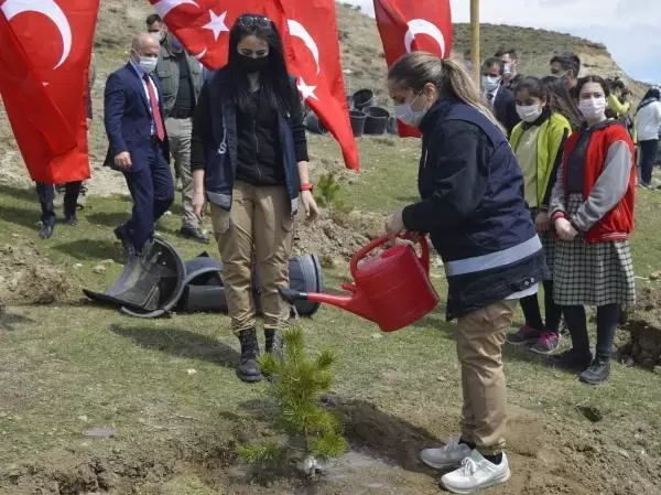 Son dakika haberi: AĞRI'DA FİDANLAR, ŞEHİT POLİSLERİN ANISINA TOPRAKLA BULUŞTURULDU Son dakika haberi: AĞRI'DA FİDANLAR, ŞEHİT POLİSLERİN ANISINA TOPRAKLA BULUŞTURULDU