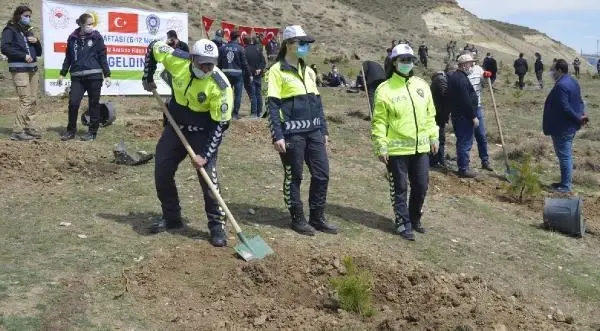 Son dakika haberi: AĞRI'DA FİDANLAR, ŞEHİT POLİSLERİN ANISINA TOPRAKLA BULUŞTURULDU Son dakika haberi: AĞRI'DA FİDANLAR, ŞEHİT POLİSLERİN ANISINA TOPRAKLA BULUŞTURULDU