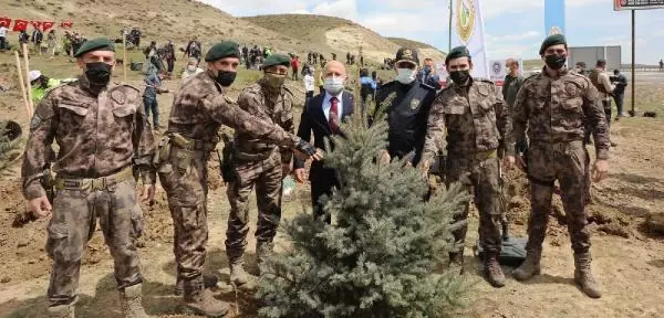 Son dakika haberi: AĞRI'DA FİDANLAR, ŞEHİT POLİSLERİN ANISINA TOPRAKLA BULUŞTURULDU Son dakika haberi: AĞRI'DA FİDANLAR, ŞEHİT POLİSLERİN ANISINA TOPRAKLA BULUŞTURULDU