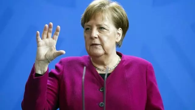 Almanya Başbakanı Merkel, birçok ülkenin kullanımını durdurduğu AstraZeneca aşısı oldu Almanya Başbakanı Merkel, birçok ülkenin kullanımını durdurduğu AstraZeneca aşısı oldu