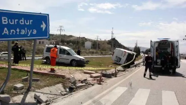 Araçları kamyonete çarpan yaşlı çift, feci şekilde can verdi Araçları kamyonete çarpan yaşlı çift, feci şekilde can verdi