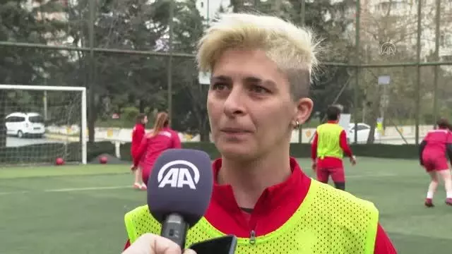 Ataşehir Belediyespor'un kaptanı Nagehan Akşan, takımdaki aile ortamının şampiyonluğu getireceğine inanıyor Ataşehir Belediyespor'un kaptanı Nagehan Akşan, takımdaki aile ortamının şampiyonluğu getireceğine inanıyor