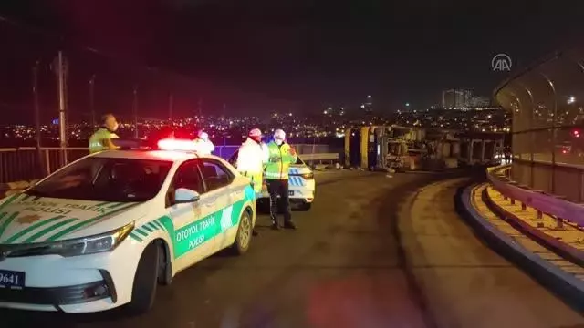 Avcılar'da devrilen tır nedeniyle yol trafiğe kapandı Avcılar'da devrilen tır nedeniyle yol trafiğe kapandı