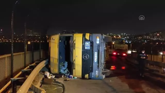 Avcılar'da devrilen tır nedeniyle yol trafiğe kapandı Avcılar'da devrilen tır nedeniyle yol trafiğe kapandı