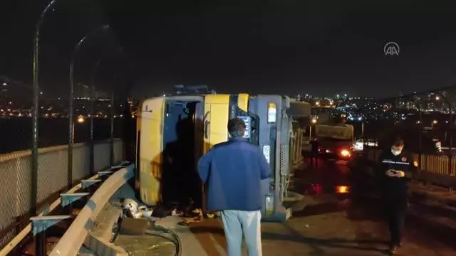Avcılar'da devrilen tır nedeniyle yol trafiğe kapandı Avcılar'da devrilen tır nedeniyle yol trafiğe kapandı