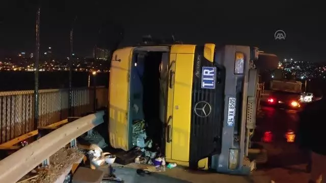 Avcılar'da devrilen tır nedeniyle yol trafiğe kapandı Avcılar'da devrilen tır nedeniyle yol trafiğe kapandı