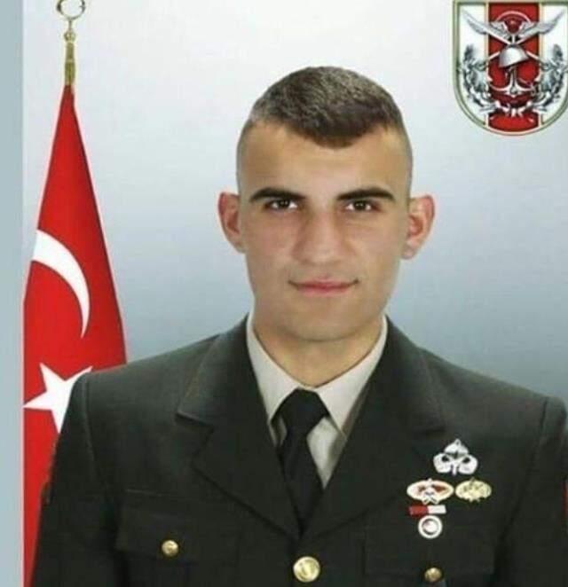 Bakan Soylu, 'Tabuta Sığmayan Şehid'in seccadesinde namaz kıldı Bakan Soylu, 'Tabuta Sığmayan Şehid'in seccadesinde namaz kıldı