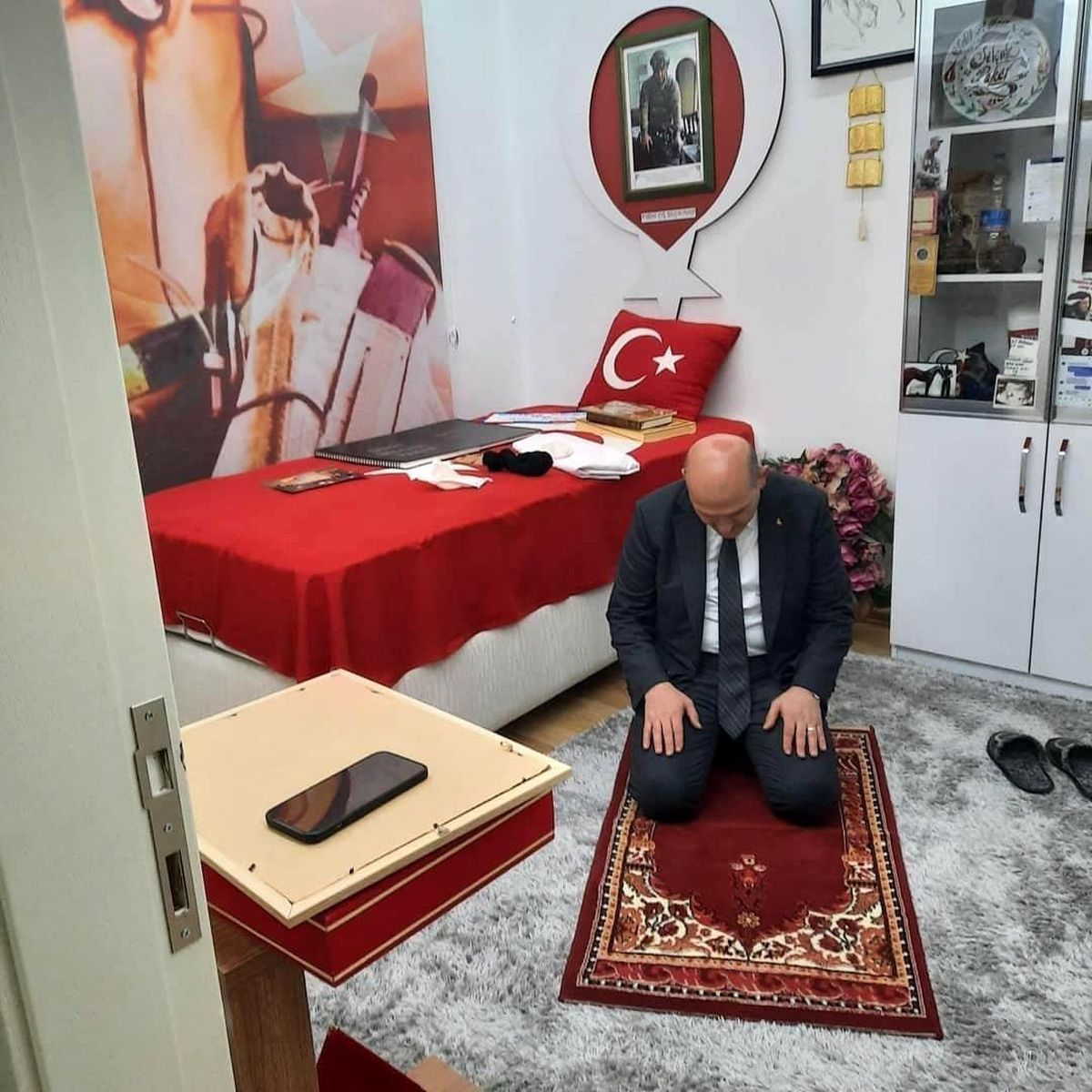 Bakan Soylu, 'Tabuta sığmayan şehid'in seccadesinde namaz kıldı