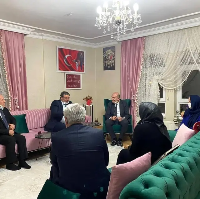 Son dakika haberleri... Bakan Soylu, 'Tabuta Sığmayan Şehid'in seccadesinde namaz kıldı Son dakika haberleri... Bakan Soylu, 'Tabuta Sığmayan Şehid'in seccadesinde namaz kıldı