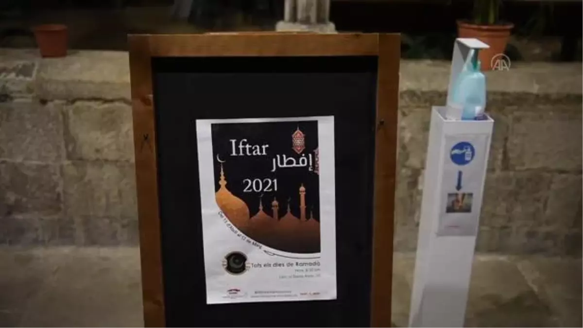 Son dakika haber: BARSELONA - Salgın nedeniyle Barselona'daki Müslümanlar ilk kez kilise avlusunda iftar yapıyor