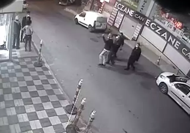 Hastanede saldırı anları kamerada! Koronavirüs testi istemeyen adam doktoru darp etti Hastanede saldırı anları kamerada! Koronavirüs testi istemeyen adam doktoru darp etti