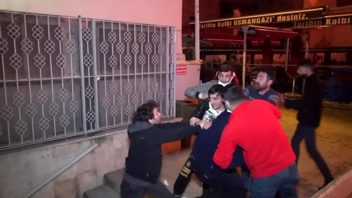 Bursa'da tarihi antikacı dükkanındaki yangında büyük kavga böyle görüntülendi