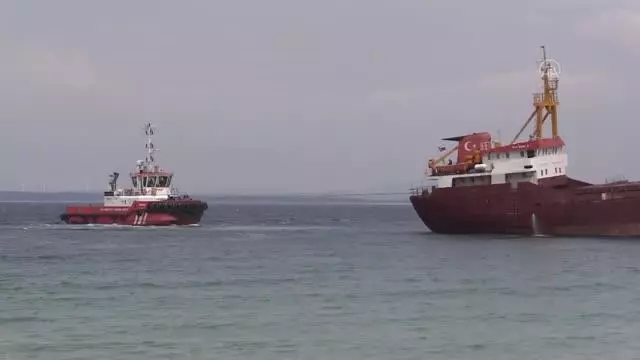 ÇANAKKALE - Karaya oturan gemi kurtarıldı