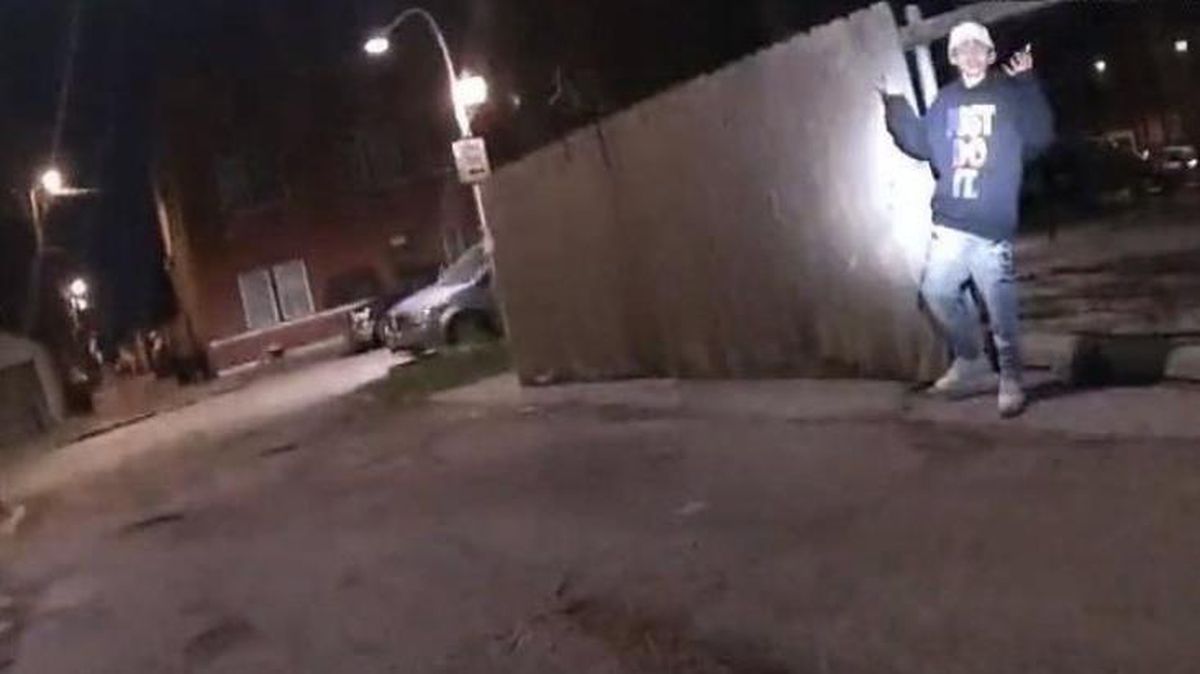 ABD'de polis 13 yaşındaki bir gencin teslim olmasına rağmen vurularak öldürüldüğü videoyu yayınladı