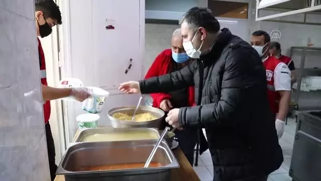 Çubuk Belediye Başkanı Demirbaş, Türk Kızılayı Aşevi'ni ziyaret etti Çubuk Belediye Başkanı Demirbaş, Türk Kızılayı Aşevi'ni ziyaret etti