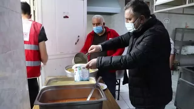 Çubuk Belediye Başkanı Demirbaş, Türk Kızılayı Aşevi'ni ziyaret etti Çubuk Belediye Başkanı Demirbaş, Türk Kızılayı Aşevi'ni ziyaret etti