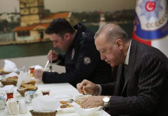 Cumhurbaşkanı Erdoğan ve Bakan Soylu, Çengelköy Polis Merkezi'nde iftar yaptı Cumhurbaşkanı Erdoğan ve Bakan Soylu, Çengelköy Polis Merkezi'nde iftar yaptı
