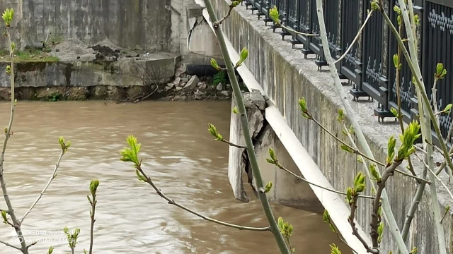Devrek'te köyleri bir birine bağlayan köprü tehlike saçıyor