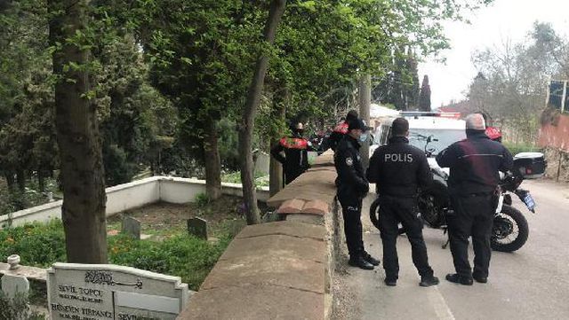 dogum sirasinda olen bebeginin mezari basinda 8 14070803 o