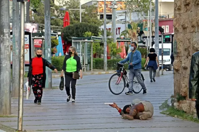 Döviz bürosu gibi dilenci, bu kez turistik mekanı mesken tuttu Döviz bürosu gibi dilenci, bu kez turistik mekanı mesken tuttu