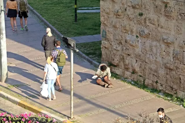 Döviz bürosu gibi dilenci, bu kez turistik mekanı mesken tuttu Döviz bürosu gibi dilenci, bu kez turistik mekanı mesken tuttu
