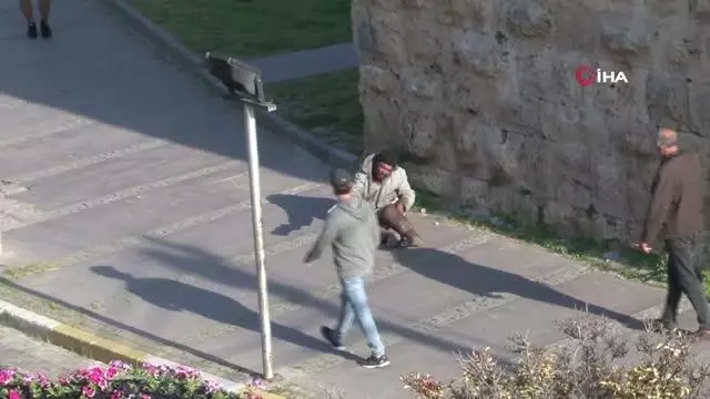 Döviz bürosu gibi dilenci: Kaleiçi girişinde kaldırıma yatarak dilendi Döviz bürosu gibi dilenci: Kaleiçi girişinde kaldırıma yatarak dilendi