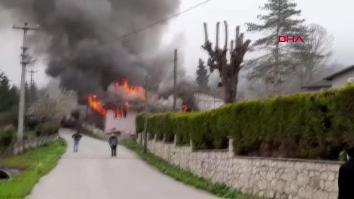 DÜZCE'DE 2 EV YANDI