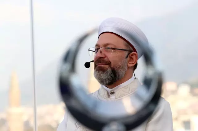 Erbaş: 'Sosyal medyada bir yalanı binlerce kişinin beğeniyor olması, şifa aramamız gereken kötü bir hastalık' Erbaş: 'Sosyal medyada bir yalanı binlerce kişinin beğeniyor olması, şifa aramamız gereken kötü bir hastalık'