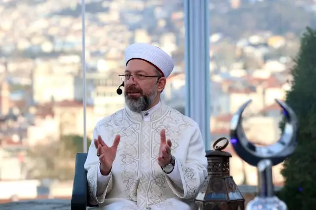 Erbaş: 'Sosyal medyada bir yalanı binlerce kişinin beğeniyor olması, şifa aramamız gereken kötü bir hastalık' Erbaş: 'Sosyal medyada bir yalanı binlerce kişinin beğeniyor olması, şifa aramamız gereken kötü bir hastalık'