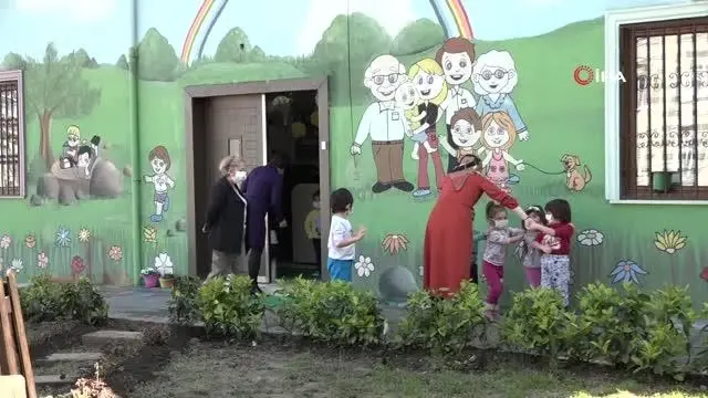 Esenyurtlu minikler ağaç dikti Esenyurtlu minikler ağaç dikti