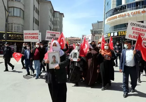 Evlat nöbetindeki anne: 9,5 yıldır kızımın montuna sarılarak yatıyorum Evlat nöbetindeki anne: 9,5 yıldır kızımın montuna sarılarak yatıyorum