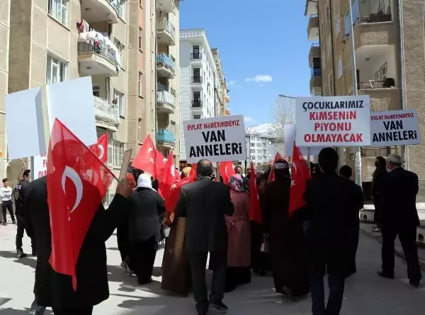 Evlat nöbetindeki anne: 9,5 yıldır kızımın montuna sarılarak yatıyorum Evlat nöbetindeki anne: 9,5 yıldır kızımın montuna sarılarak yatıyorum
