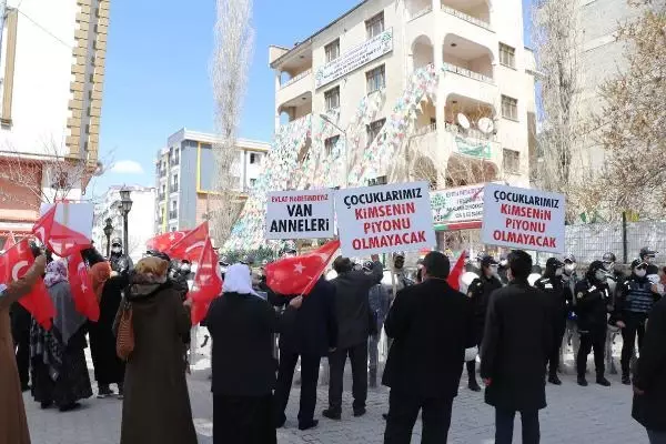 Evlat nöbetindeki anne: 9,5 yıldır kızımın montuna sarılarak yatıyorum Evlat nöbetindeki anne: 9,5 yıldır kızımın montuna sarılarak yatıyorum