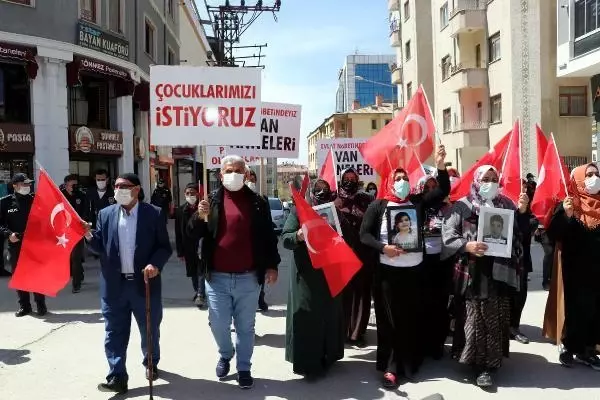 Evlat nöbetindeki anne: 9,5 yıldır kızımın montuna sarılarak yatıyorum Evlat nöbetindeki anne: 9,5 yıldır kızımın montuna sarılarak yatıyorum
