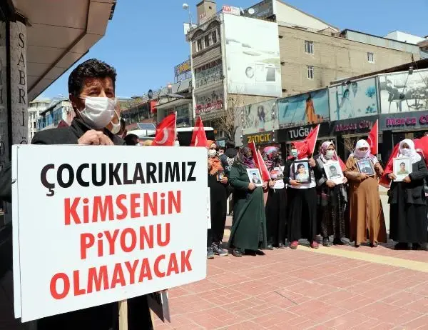 Evlat nöbetindeki anne: 9,5 yıldır kızımın montuna sarılarak yatıyorum Evlat nöbetindeki anne: 9,5 yıldır kızımın montuna sarılarak yatıyorum