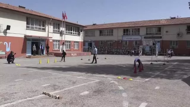 GAZİANTEP - Dezavantajlı mahallenin 'koleji andıran' okulu dikkati çekiyor GAZİANTEP - Dezavantajlı mahallenin 'koleji andıran' okulu dikkati çekiyor
