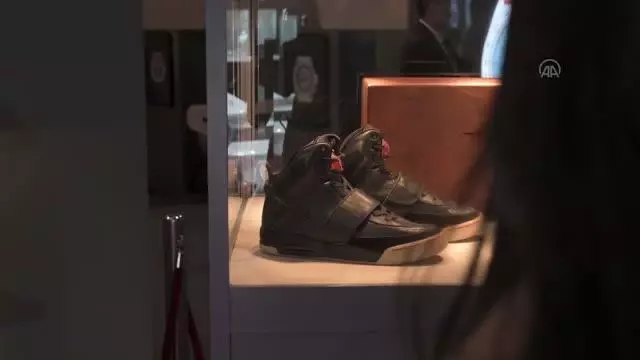 HONG KONG - Rapçi Kanye West'in tasarladığı Yeezy ayakkabılar 2 milyon dolardan satışa çıktı