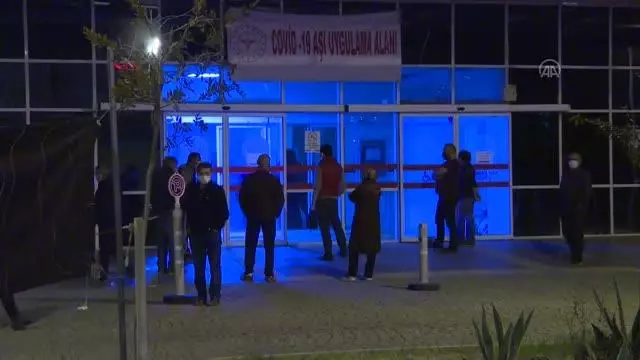 İftar sonrası Kovid-19'a karşı aşılama devam ediyor İftar sonrası Kovid-19'a karşı aşılama devam ediyor