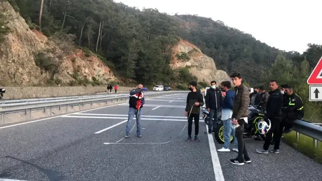 Kontrolden çıkan motosiklet refüje çarptı: 2 arkadaş hayatını kaybetti Kontrolden çıkan motosiklet refüje çarptı: 2 arkadaş hayatını kaybetti