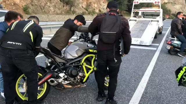 Kontrolden çıkan motosiklet refüje çarptı: 2 arkadaş hayatını kaybetti Kontrolden çıkan motosiklet refüje çarptı: 2 arkadaş hayatını kaybetti