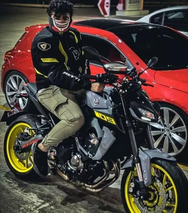 Kontrolden çıkan motosiklet refüje çarptı: 2 arkadaş hayatını kaybetti Kontrolden çıkan motosiklet refüje çarptı: 2 arkadaş hayatını kaybetti