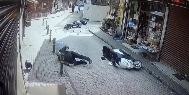 İki motosiklet fena çarpıştı! Sürücülerden biri yerde acı içinde kıvranırken, diğeri kaçtı İki motosiklet fena çarpıştı! Sürücülerden biri yerde acı içinde kıvranırken, diğeri kaçtı
