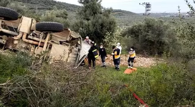 Son dakika 3. sayfa: İznik-Karamürsel karayolunda hafriyat kamyonu devrildi: 1 yaralı Son dakika 3. sayfa: İznik-Karamürsel karayolunda hafriyat kamyonu devrildi: 1 yaralı
