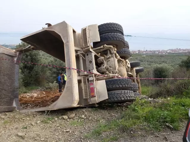 Son dakika 3. sayfa: İznik-Karamürsel karayolunda hafriyat kamyonu devrildi: 1 yaralı Son dakika 3. sayfa: İznik-Karamürsel karayolunda hafriyat kamyonu devrildi: 1 yaralı