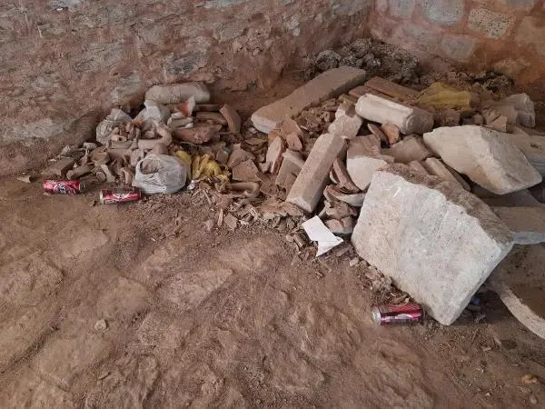 Restorasyonu yeni biten kalenin tarihi sütununu alkol masasına çevirdiler Restorasyonu yeni biten kalenin tarihi sütununu alkol masasına çevirdiler