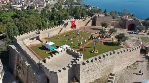 Restorasyonu yeni biten kalenin tarihi sütununu alkol masasına çevirdiler Restorasyonu yeni biten kalenin tarihi sütununu alkol masasına çevirdiler