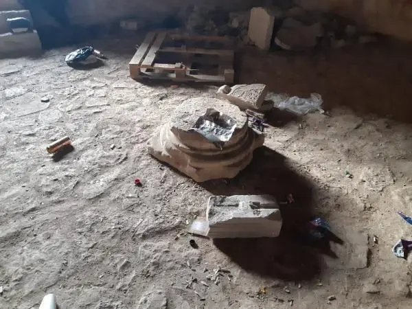 Restorasyonu yeni biten kalenin tarihi sütununu alkol masasına çevirdiler Restorasyonu yeni biten kalenin tarihi sütununu alkol masasına çevirdiler