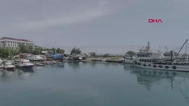 Yasak başladı, Karadeniz'de balıkçılar ağ ve teknelerini bakıma aldı Yasak başladı, Karadeniz'de balıkçılar ağ ve teknelerini bakıma aldı