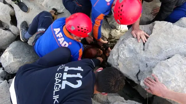 Son dakika! Sıkıştığı kayalıkların arasından kurtarılan yaşlı kadın hastanede hayatını kaybetti